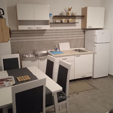 Apartment Fortica セニ エクステリア 写真