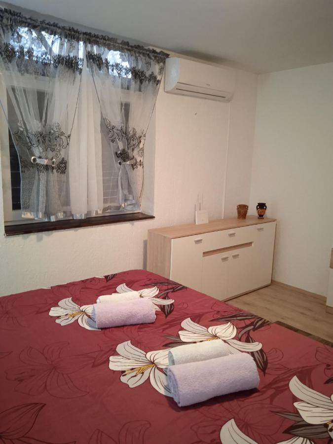 Apartment Fortica セニ エクステリア 写真