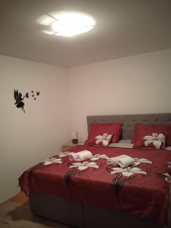 Apartment Fortica セニ エクステリア 写真