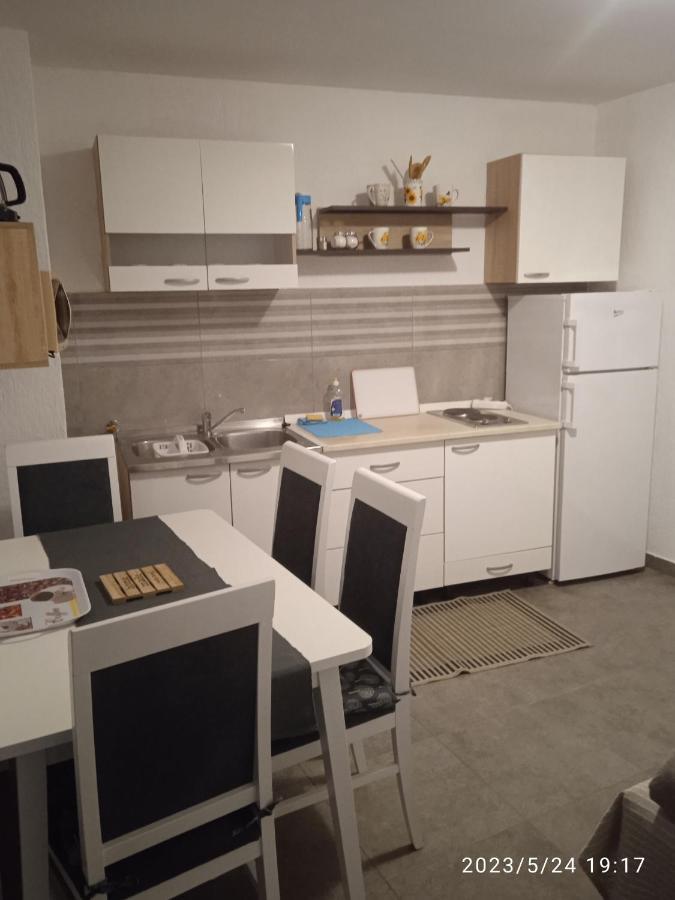 Apartment Fortica セニ エクステリア 写真