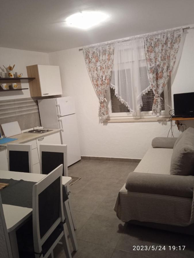 Apartment Fortica セニ エクステリア 写真